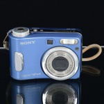 FOTOGRAFIA, uma (1) câmera fotográfica da marca SONY, modelo DSC-S90, usada, não testada e sem garantia, vide foto.