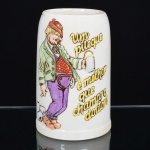 LOUÇA, uma (1) caneca com figura caricata em policromia e a legenda: Um Pileque É Melhor Que Chamar O Doutor, manufatura CERAMARTE (Rio Negrinho, SC, fundada em 1956 pelo alemão Klaus Schumacher, ainda em atividade), medindo 11,5 cm altura, vide foto.