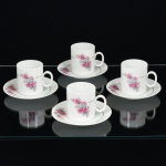 PORCELANA, quatro (4) xícaras para café, faltando um pires, ornamentação floral policromada, arremates com frisos a ouro, manufatura RENNER (Porto Alegre, RS, fundada em 1942; em 1998 foi vendida para a Vista Alegre de Portugal; em 1999 mudou a razão social para Vista Alegre do Brasil), ideais para coleção de cristaleira, uma xícara com mancha na parte interna, sinais de uso, vide foto.