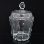 VIDRO, uma (1) bomboniere com tampa, incolor e translúcida, ligeiramente canelada na vertical, pega da tampa na forma de baga, medindo 20 cm altura, sinais de uso, vide foto.