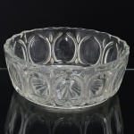 VIDRO, uma (1) fruteira, incolor e translúcida, moldada em sulcos, fundo em dália, bicadinhos e mossa no fundo, medindo 20 cm diâmetro e 8 cm altura, sinais de uso, vide foto.