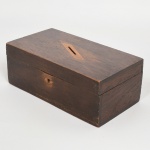 DIVERSOS, uma (1) caixa cofre, retangular, falta a chave, medindo 22 x 12 x 8,5 cm, sinais de uso, vide foto.