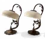 BELÍSSIMO PARA DE ABAJURES EM BRONZE  PATINADO E CÚPULAS EM ALABASTRO, NECESSITA NOVA FIAÇÃO. MEDIDA