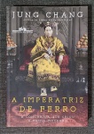 Livro. Biblioteca José Roberto Teixeira Leite. A IMPERATRIZ DE FERRO / A CONCUBINA QUE CRIOU A CHINA MODERNA, de Jung Chang. São Paulo, Companhia das Letras, 2014. 516 págs., 23 x 16 cm. Em perfeito estado. Proibida na China, Jung Chang traça no presente livro um retrato simpático da Imperatriz-Viúva Cixi (1835-1908), que não teria sido uma regente sanguinária e sem escrúpulos, mas sim a responsável pela transformação da China medieval num estado moderno.