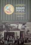 Livro. Biblioteca José Roberto Teixeira Leite. VERSALHES TROPICAL, de Kirsten Schultz. Rio de Janeiro: Record, 2008. 22,8 x 15,6 cm. 444 págs. Em bom estado. Estudo sobre a Corte Portuguesa no Rio de Janeiro, de 1808 a 1821. A autora, doutora pela Universidade de Nova York, é especialista em História da América Latina e do Atlântico Ibérico, e leciona na Universidade da Califórnia, em Berkeley.