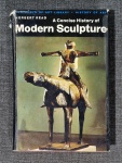 Livro. Biblioteca José Roberto Teixeira Leite. A CONCISE HISTORY OF MODERN SCULPTURE, de Herbert Read. Londres, Thames and Hudson,1964. Rubricado e datado pelo proprietário. Encadernado, sobrecapa (com rasgos), 310 páginas, ilustrado, 21,5 x 15 cm. Miolo em bom estado. Como de costume em se tratando de livros de Herbert Read, este  fornece ao leitor uma ideia precisa de como surgiu e o que se deve entender por escultura moderna (antes de 1964), com análises pertinentes sobre a obra de escultores como Brancusi, Giacometti, Gabo e vários outros.