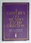 Livro. Biblioteca José Roberto Teixeira Leite. A HISTÓRIA DO MUNDO EM 100 OBJETOS, de Neil MacGregor. Rio de Janeiro, Intrinseca, 2013. 784 págs;, 22,8 x 15,8 cm. Em perfeito estado. Neste História do Mundo diferente, Neil MacGregor, diretor do British Museum, selecionou no incomparável tesouro à sua disposição 100 objetos que no seu entender sintetizam a evolução da Humanidade  uma múmia egípcia, um centauro que adornava o Parthenon, uma moeda com a efígie de Alexandre, uma telha coreana, uma xilogravura de Hokusai, um capacete de plumas havaiano etc. etc.