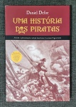 Livro. Biblioteca José Roberto Teixeira Leite. UMA HISTÓRIA DOS PIRATAS, de Daniel Defoe. Rio de Janeiro, Zahar, 2008. 262 págs., 22,8 x 16 cm. Em perfeito estado. Em 1724, quando apareceu na Inglaterra, este livro  hoje um clássico no gênero - trazia na capa o nome de certo Capitão Charles Johnson  desde 1930 identificado como Daniel Defoe, o célebre autor de Robinson Crusoe. Entre os piratas estudados figuram Avery, o Barba Negra (Teach), Bonnet, Rackam, Roberts, Smith e o Capitão Kid. Leitura insuperável, para quem ama a literatura de aventuras, além de constituir uma visão real e sem retoques do que foram os piratas e a pirataria em sua fase áurea: os Sécs. XVII e começos do XVIII.