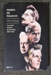 Livro. Biblioteca José Roberto Teixeira Leite. TEMPO DE MÁGICOS / A GRANDE DÉCADA DA FILOSOFIA 1919-1929, de Wolfram Eilenberger. São Paulo, Editora Todavia, 2019. 448 págs., 20,7 x 13,5 c. Em perfeito estado. Os dez anos que se seguiram ao fim da Primeira Guerra Mundial em 1918 presenciaram, ao lado de uma formidável crise econômica que atingiu o mundo inteiro, um enorme florescimento da Filosofia na Alemanha, graças a Martin Heidegger, Walter Benjamin, Ernest Cassirer, Karl Jaspers, Ludwig Wittgenstein e outras figuras exponenciais, todas aqui estuados em linguagem acessível.