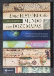 Livro. Biblioteca José Roberto Teixeira Leite. UMA HISTÓRIA DO MUNDO EM DOZE MAPAS, de Jerry Brotton. Rio de Janeiro, Zahar, 2014, 562 págs., 23 x 16 cm. Em perfeito estado. Jerry Brotton, grande especialista  em história da cartografia, demonstra  como os cartógrafos não apenas  representam o mundo,  como o interpretam. Para tanto selecionou 12 mapas, desde  a Geografia de Ptolomeu, de c. 150 d. C., ao Google Earth de 2012, cada qual com seu significado específico: o mapa mundi de Waldseeemüller, de 1507  (Descoberta); o de Diogo Ribeiro, de 1529 (Globalismo), o de Mercator (Tolerância), o Atlas de Blaeu, de 1662 (Dinheiro), e assim por diante.