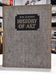 Livro. Biblioteca José Roberto Teixeira Leite. HISTORY OF ART. A SURVEY OF THE MAJOR VISUAL ARTS FROM THE DAWN OF HISTORY TO THE PRESENT DAY, de H. W. Janson.  Nova York, Prentice-Hall and Abrams, 1965. 572 páginas. Capa dura. Rubricado e datado pelo proprietário. Em bom estado de conservação. Edição original da hoje clássica obra de Janson.