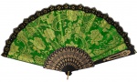 Grande e exuberante leque oriental, fartamente adornado com flores douradas sobre tecido verde. Estrutura em material sintético, ótimo estado de conservação. Mede aberto 56 x 32cm.