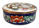 JAPÃO - Porta joias, formato circular, porcelana oriental com adorno figura de gueixa e flores policromadas sobre fundo azul turquesa, Dinastia Qing. Mede 12,5cm diametro.