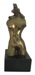 SUZANA LEVY (Rio de Janeiro, 1937 / Idem, 2023) - Escultura de mesa em bronze patinado representando torso feminino estilizado, com a superfície levemente texturizada e nuances de pátina verde-acinzentada. A peça revela a delicadeza das formas femininas, contrastando com a parte superior intencionalmente inacabada, recurso típico da artista Suzana Levy, que valoriza  o movimento e a força do fragmento. Obra apoiada em base de granito. Mede 30cm altura. Obra de grande expressividade e equilíbrio, ideal para colecionadores de arte contemporânea brasileira e apreciadores da escultura em bronze.