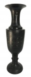 Antigo vaso em metal escuro, de forma alongada com base e boca alargadas, apresentando finos arabescos gravados e detalhes dourados. Peça de elegante design clássico, ideal para composição ornamental. Mede 31cm altura.