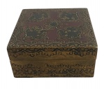 Caixa / porta joias em madeira dourada com aplicação de motivo floral em relevo e pintura esmaltada nas cores vermelho, dourado e preto. Interior revestido em veludo vermelho.Peça de feitura artesanal, com trabalho ornamental em estilo renascentista.Mede 9cm x 4cm.