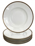 BAVARIA - ROSENTHAL  Selb Bavaria.Elegante conjunto de 6 pratos fundos em pasta de porcelana fina alemã, bordas decoradas com filete dourado e delicado motivo em relevo. Peças de excelente qualidade e conservação, marcadas na base. Meados séc. XIX. Mede
