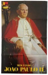 JOÃO PAULO II  CANÇÕES DO PAPA (LP, 1980, CID/Crystal) - Raro vinil brasileiro intitulado Canções do Papa na voz de João Paulo II, lançado pela gravadora CID / Crystal em comemoração à primeira visita do Papa João Paulo II ao Brasil, em 1980. Produção da série Sacresong, acompanhava encarte e pôster original da revista Manchete com retrato de Sua Santidade. O repertório reúne canções religiosas e folclóricas polonesas, interpretadas pelo próprio Papa, entre elas Fanfarra para os Papas, Oh Maria, Rogai por Nós e Nossa Senhora Morena.Peça de forte valor histórico e devocional, símbolo da visita papal ao Brasil e da popularidade de João Paulo II entre os fiéis.  altamente colecionável entre religiosos e amantes de memorabilia católica.
