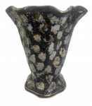 PORTUGAL - Antigo vaso decorativo em porcelana vitrificada portuguesa ROMAR, com textura marcada e padrão marmorizado em tons escuros, detalhe dourado na borda ondulada e base. Peça robusta e de forte presença estética. Numeração na base. Mede 26 cm altura.