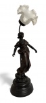 EUROPA SÉC. XIX - imponente escultura/luminaria europeia do século XIX, em bronze patinado, representando figura feminina em pose graciosa, acompanhada de cúpula em vidro moldado. Peça de refinamento clássico e presença decorativa marcante. Assinatura na base. Mede 71 cm altura.