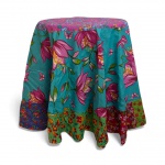 Toalha vintage em patchwork colorido, com mix de flores, borboletas e estampas contrastantes em rica policromia. Protecao interna de forro. Formato circular. Peça charmosa, artesanal e cheia de personalidade para composição decorativa. Perfeito estado. Mede 1,75 cm diâmetro.