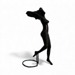 SUZANA LEVY (Rio 1937 / idem 2023) - Imponente escultura em bronze cinzelado representando figura feminina alongada e em movimento, com formas fluidas e linguagem contemporânea. Peça leve, expressiva e de forte presença escultórica, apoiada em base metálica circular. Ideal para colecionadores de arte moderna brasileira. Mede 61 x 34 cm.