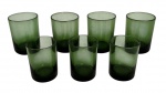 Conjunto com 7 copos em vidro verde, de desenho cilíndrico e base mais espessa, em tom degradê. Peças de estética simples e elegante, adequadas para uso cotidiano ou decorativo, produção do século XX. Bom estado geral, com leves marcas do tempo compatíveis com a idade. Medida do maior 7 cm.
