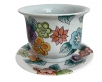 Floreira em porcelana decorada com motivo floral policromado, acabamento esmaltado, peça de bom porte, assinatura na base. Em bom estado de conservação. Mede 13 cm.