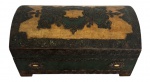 Caixa porta-joias em madeira, com tampa abaulada e rica decoração em relevo, motivos florais e arabescos, policromia em tons verdes e ocres, interior forrado, apresentando marcas do tempo. Mede 25 x 14 cm.