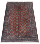 Tapete persa, padrão geométrico clássico com medalhões repetidos sobre fundo vermelho, bordaduras ricamente trabalhadas. Peça decorativa de bom gosto, ideal para salas ou ambientes sofisticados. Apresenta franjas e verso com forração anti derrapante. Muito bom estado geral. Mede 2,30 x 1,55 cm.