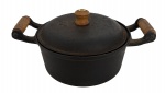 Panela antiga de ferro fundido com tampa, formato baixo, equipada com duas alças laterais em madeira e pegador superior também em madeira. Peça robusta, de fabricação tradicional, com pátina original e sinais de uso compatíveis com a idade. Indicada para colecionadores, decoração rústica ou uso culinário clássico. Mede 30 cm. Ótimo estado.