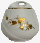 Elegante açucareiro em porcelana alemã, manufatura Johann Seltmann  Vohenstrauss, Bavária, decorado com delicados ramos florais em douração aplicada. Peça clássica, de linhas suaves, com tampa original. Apresenta marca no fundo e pátina compatível com a idade. Mede 9cm x 9cm.