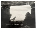 Livro Um Inverno, de João Luiz Musa. Publicação dedicada à fotografia autoral em preto e branco, com atmosfera poética e silenciosa, explorando paisagens, deslocamentos e o tempo. Edição da Edusp / Imprensa Oficial, impressão de alta qualidade, com imagens de forte caráter contemplativo. Exemplar em bom estado geral, com leves marcas do tempo. Mede 29cm x 23cm.