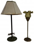 Duas luminárias antigas de época. A primeira, de mesa, em metal patinado, com cúpula em tecido de formato piramidal, apresentando marcas do tempo compatíveis com a idade. A segunda, mais esguia, em metal dourado com base ornamentada e tulipa em vidro prensado de tom esverdeado, de desenho clássico. Peças decorativas, ideais para ambientações vintage ou restauro. Medida do maior 60cm de altura.