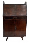 ART DECO - Antiga escrivaninha em madeira nobre, período e estilo art deco, anos 40, contendo duas portas frontais com prateleira no interior e uma porta flexível superior com compartimentos internos. Desgaste do tempo. Mede 1,20cm altura x 35m profundidade x 70cm comprimento