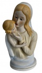 Imagem sacra antiga, representando Nossa Senhora com o Menino Jesus, em material cerâmico/biscuit, policromia suave em tons claros. Expressão delicada e modelagem clássica, com base circular. Apresenta marcas do tempo e desgaste natural, compatíveis com a antiguidade. Peça de devoção e valor decorativo, ideal para coleção ou ambiente religioso. Falta um dedinho. Mede 14 cm.