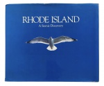 Livro fotográfico  Rhode Island: A Scenic Discovery. Edição ilustrada dedicada ao estado de Rhode Island, com belas fotografias de paisagens, cidades e cenas do cotidiano local. Exemplar com dedicatória manuscrita, agregando valor histórico e afetivo. Capa dura com sobrecapa, bom estado geral. Peça ideal para colecionadores de fotografia, viagens e memória americana. Mede 30 x 25 cm.