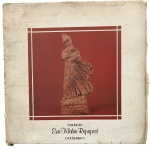 Catálogos de Arte | Coleção Eva Klabin Rapaport. Conjunto de catálogos ilustrados dedicados à coleção Eva Klabin Rapaport, com reproduções de esculturas e arte clássica, incluindo o volume As Tanagras. Publicações de referência, ricamente ilustradas, importantes para pesquisadores, colecionadores e amantes da arte antiga. Apresentam sinais naturais do tempo, compatíveis com a idade. Mede 31 x 31 cm.