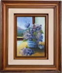 VIRGINIA BRAVO  Natureza-morta com flores em vaso azul, tendo paisagem ao fundo. Óleo sobre tela, assinado no canto inferior direito. Datado de 1988 no verso. Moldura de madeira, desgates na tela. Medidas: 19 x 27 cm (tela). Medida total 50 x 42 cm.