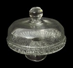 Queijeira com tampa, em demi-cristal transparente, com base trabalhada em relevo geométrico e pegador superior. Mede 18cm x 20cm.