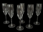 Conjunto com 6 taças tipo flute para champagne em cristal incolor, corpo alongado com delicadas caneluras verticais, haste lisa e base circular. Mede 21,5cm.