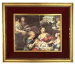 Gravura europeia com temática sacra, representando cena clássica da Virgem com o Menino e figuras femininas, inspirada na pintura renascentista italiana. Impressão policromada sobre papel, montada e emoldurada em moldura de madeira com paspatur em veludo vermelho e friso dourado. Medida total 35cm x 30cm.