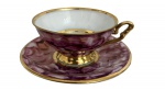 MAUÁ - Xícara de café e ou coleção com pires em porcelana Mauá, decoração marmorizada em tons de púrpura e branco, com ricos frisos e detalhes dourados.