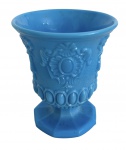 FRANÇA SÉC XIX. - Taça em opalina azul francesa azul, cristalerie Baccarat, século XIX, ricamente moldada em relevo com motivos ornamentais e medalhões ovais, corpo texturizado e base facetada. Peça decorativa de elegante presença, representativa da produção europeia. Mede 11 cm altura.