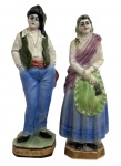PORTUGAL - Par de antigas esculturas em porcelana europeia policromada, representando casal em trajes populares. Bases sextavadas com inscrição Vinhos do Porto e rótulos publicitários ao verso de vinícola. Peças decorativas possivelmente utilizadas como figuras promocionais de vinho do Porto, meados século XIX / XX. Mede 13 cm.