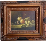 Obra em óleo sobre madeira representando Natureza-morta, frutas (uvas e maçãs) sobre mesa, composição de inspiração clássica. Moldura trabalhada em madeira com rica ornamentação em relevo com acabamento em ouro velho. Medida total 39 x 44 cm.