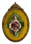 EUROPA - Antigo camafeu aplicado com rosa em biscuits policromado sobre fundo almofadado em tecido amarelo, montada em pequena moldura oval de bronze ormolu dourado ao gosto clássico francês do século XIX. Mede 15 x 10 cm.
