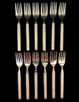 JAPÃO - Conjunto com 12 garfos de mesa para salada em aço inox dourado, cabos decorados em relevo com motivos florais. Peças marcadas Stainless by Dresser  Japan, acompanhando estojos plásticos originais. Mede 16,5 cm.