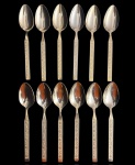 JAPÃO - Conjunto com 12 colheres de sopa em aço inox dourado, cabos decorados em relevo com motivos florais. Peças marcadas Stainless by Dresser  Japan, acompanhando estojos plásticos originais. Mede 19 cm.