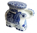 Grande e espetacular elefante em porcelana oriental azul e branca com florais. Medida 28x23cm.